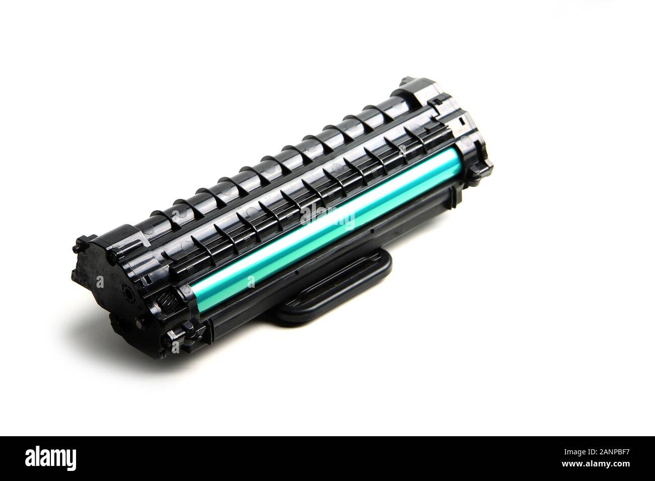Il serbatoio di inchiostro per stampante laser isolato su sfondo bianco laici piana. Immagine contiene uno spazio di copia Foto Stock
