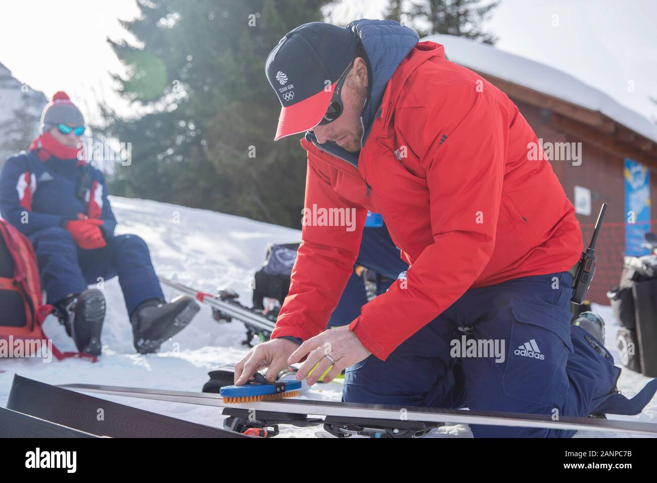 Team GB skibus alpino Alain Baxter prepara lo sci davanti al gigante slalom maschile durante i Giochi Olimpici Giovanili di Losanna 2020 del 13/1/20 Foto Stock