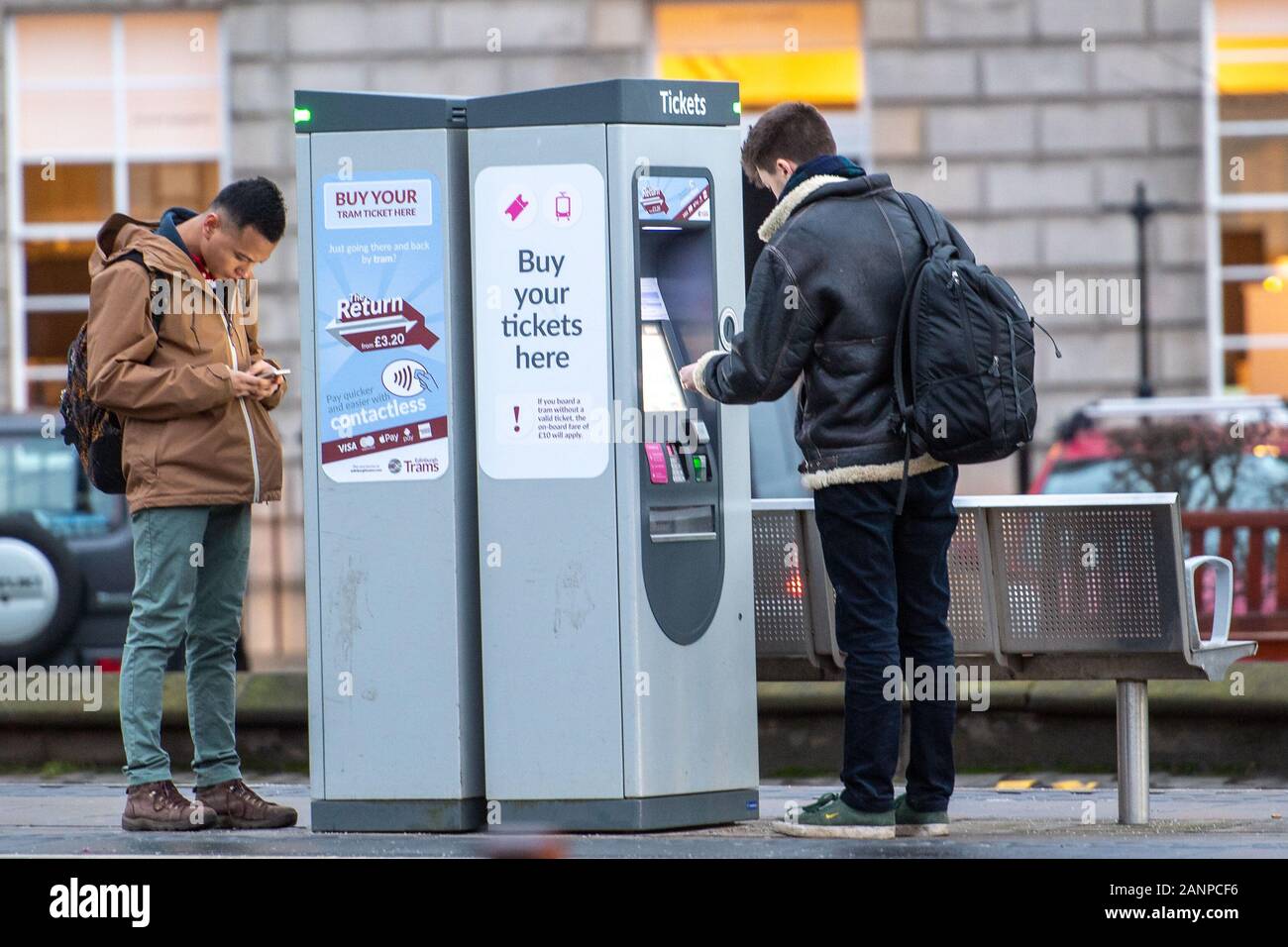 Tram di Edimburgo biglietteria, Persone che acquistano i biglietti, contattare meno Foto Stock