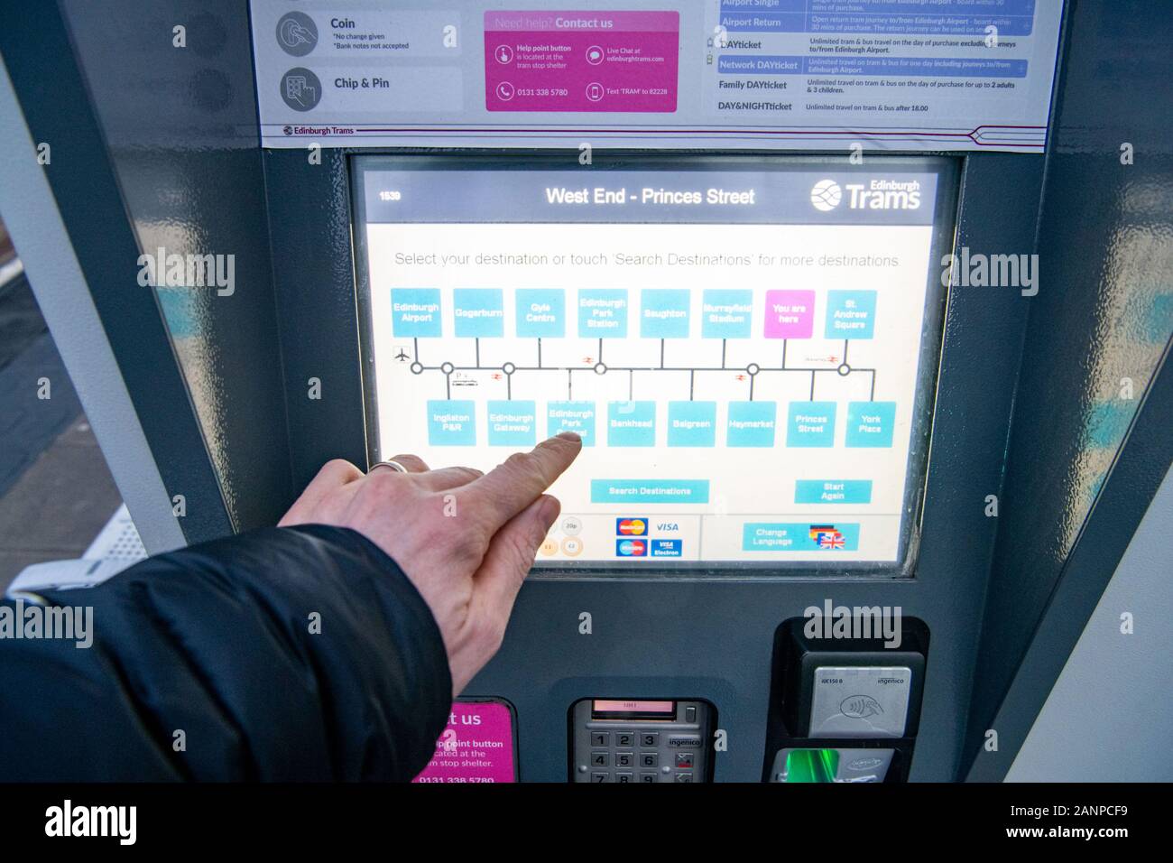 Tram di Edimburgo biglietteria, Persone che acquistano i biglietti, contattare meno Foto Stock