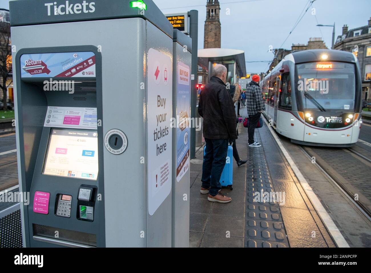 Tram di Edimburgo biglietteria, Persone che acquistano i biglietti, contattare meno Foto Stock