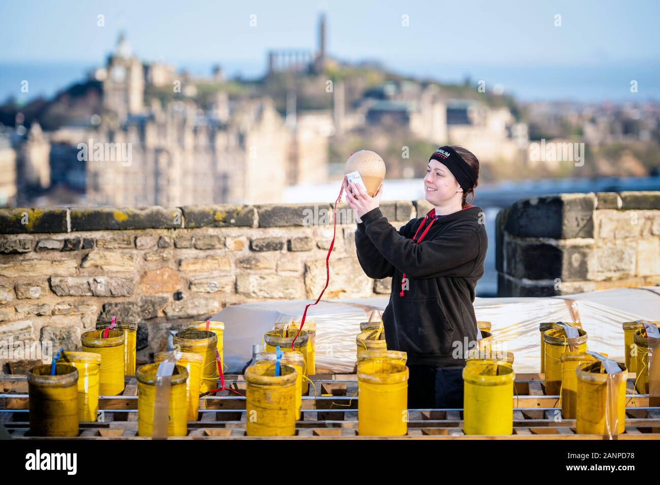 Produzione di fuochi d'artificio Hogmanay di Edimburgo dal Castello di Edimburgo Shaun Gibson e Lynn Wiseman, Pirotecnici di Titanium Foto Stock