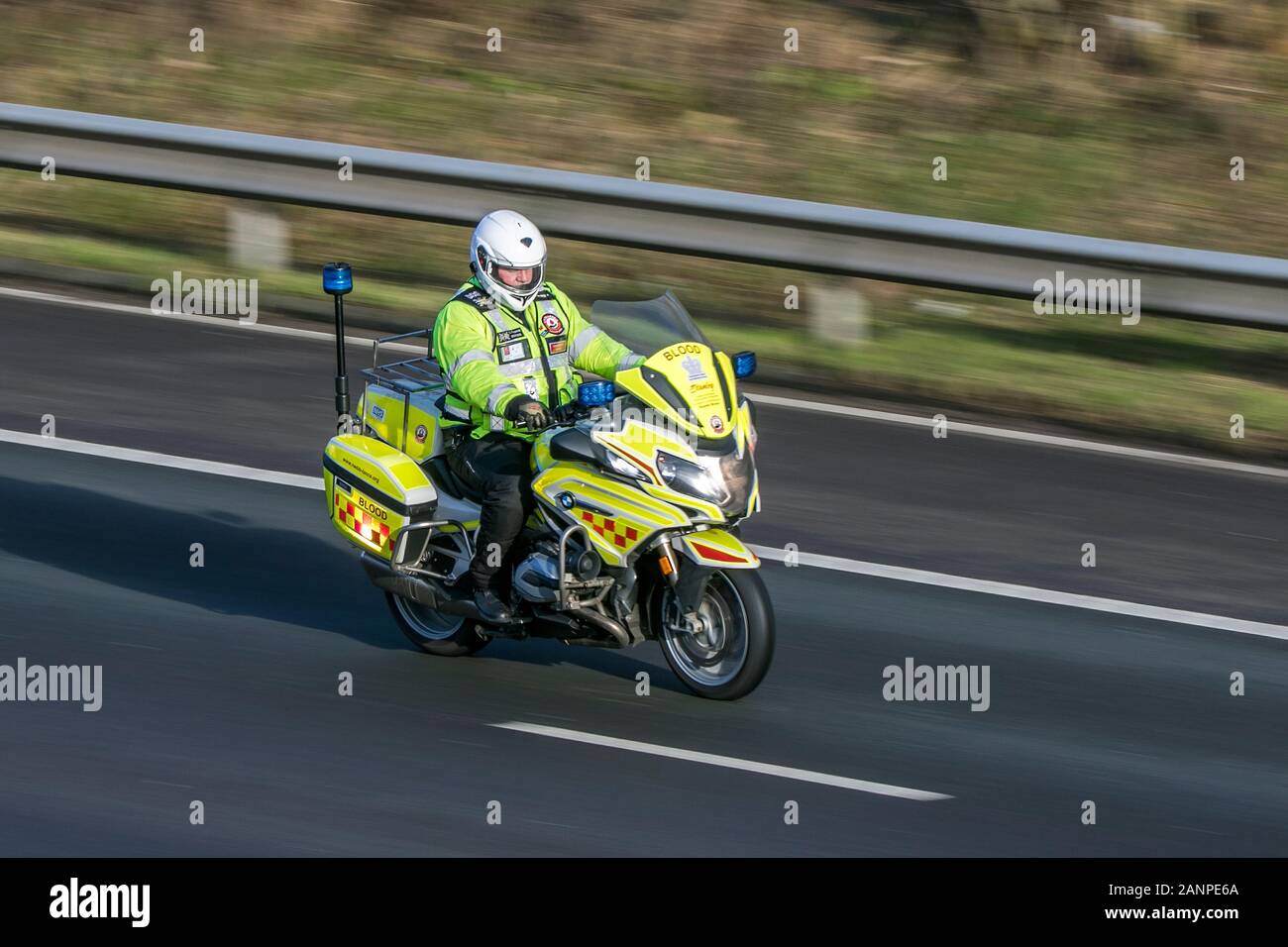 Un'emergenza di guida in bici da sangue sull'autostrada M6 vicino Preston a Lancashire, Regno Unito Foto Stock Un'emergenza di guida in bici da sangue sull'autostrada M6 vicino Preston a Lancashire, Regno Unito Foto Stock