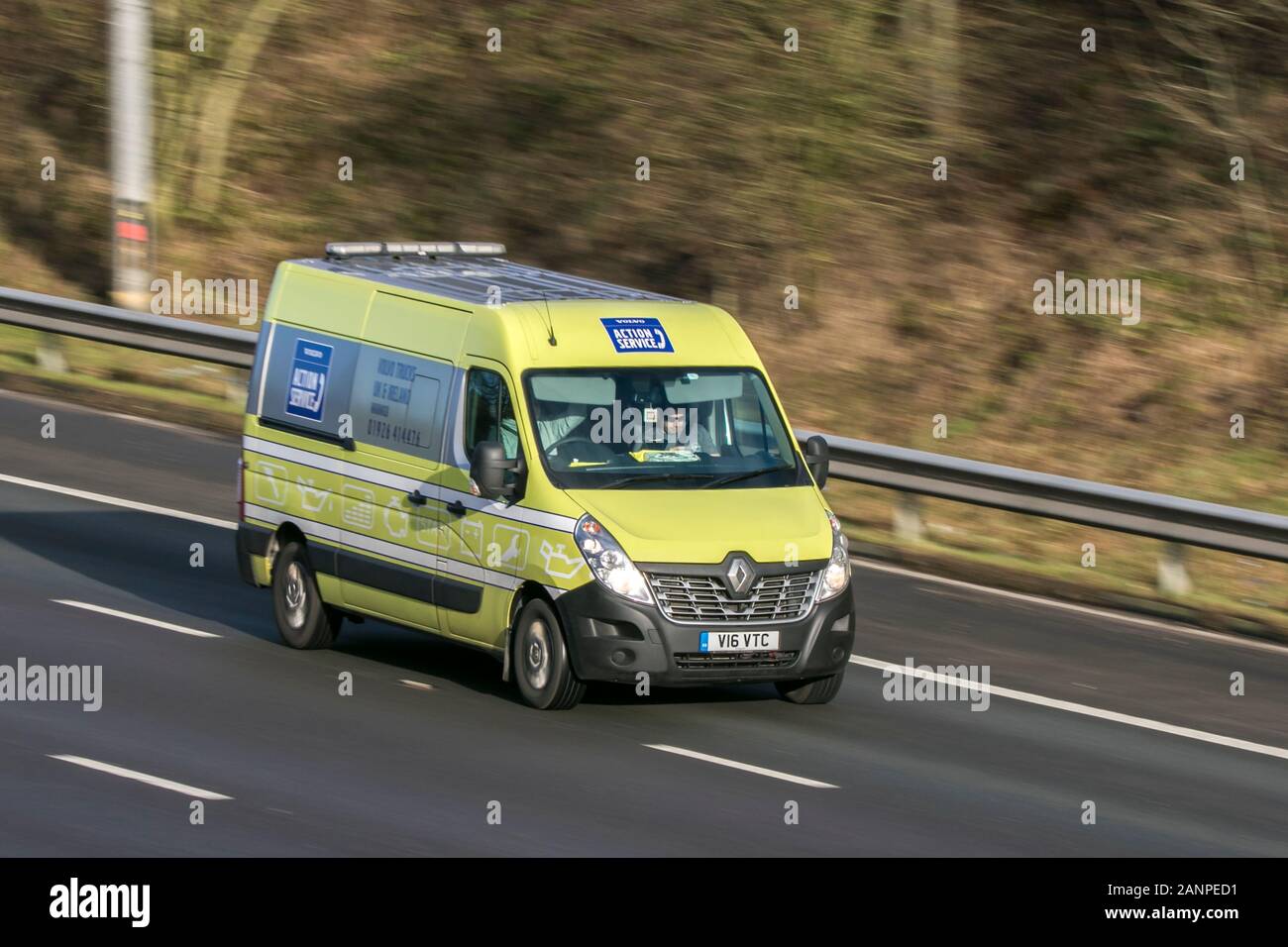 Renault Trucks Master 35 Mwb Silver Diesel lcv guida sull'autostrada M6 nei pressi di Preston a Lancashire, Regno Unito Foto Stock