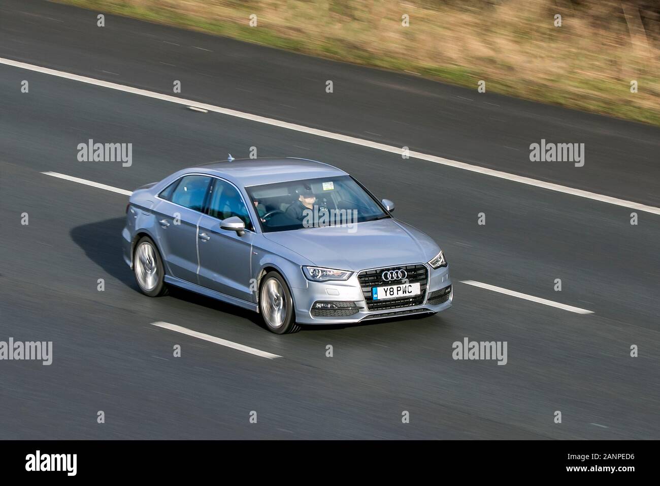 Y8PWC Audi A3 S Line Tfsi S-A Silver Car benzina guidando sull'autostrada M6 vicino Preston a Lancashire, Regno Unito Foto Stock