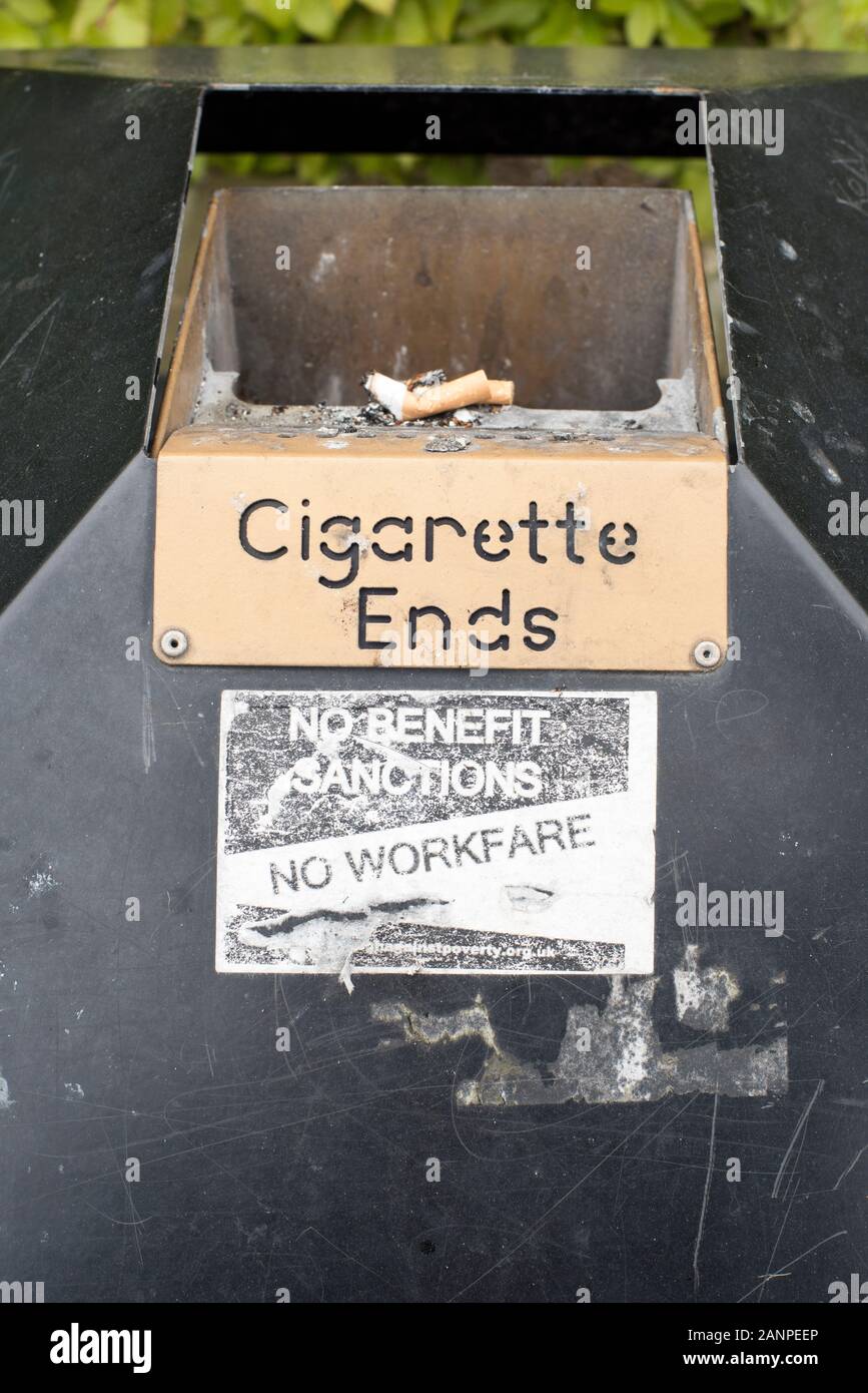 Mozziconi di sigaretta con anti beneficio sezione adesivo, Newcastle West Jobcentre Plus, Newcastle upon Tyne NE15 6PL Foto Stock