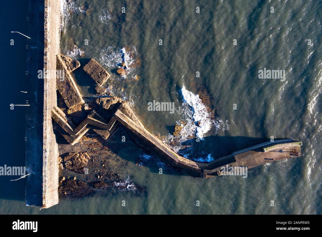 Vista aerea da fuco di frangiflutti a St Monans villaggio di pescatori in East Neuk di Fife, Scozia, Regno Unito Foto Stock
