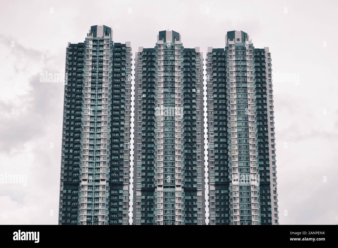 Tre torri identiche nel porto di Hong Kong Foto Stock