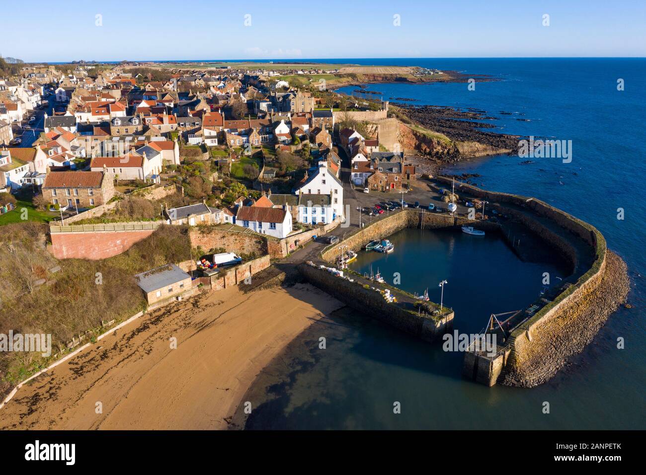 Vista aerea da fuco di Crail storico villaggio di pesca in East Neuk di Fife, Scozia, Regno Unito Foto Stock