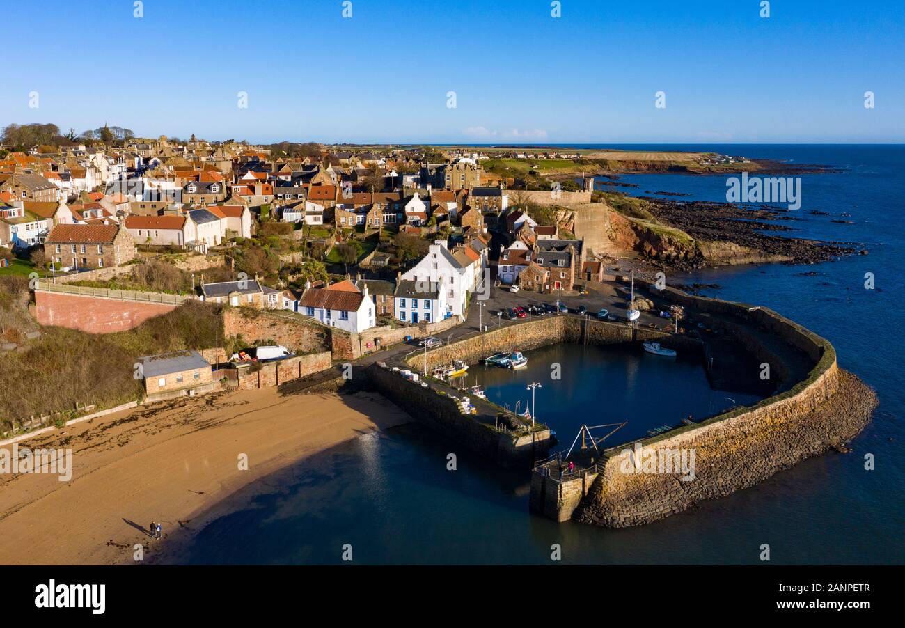 Vista aerea da fuco di Crail storico villaggio di pesca in East Neuk di Fife, Scozia, Regno Unito Foto Stock