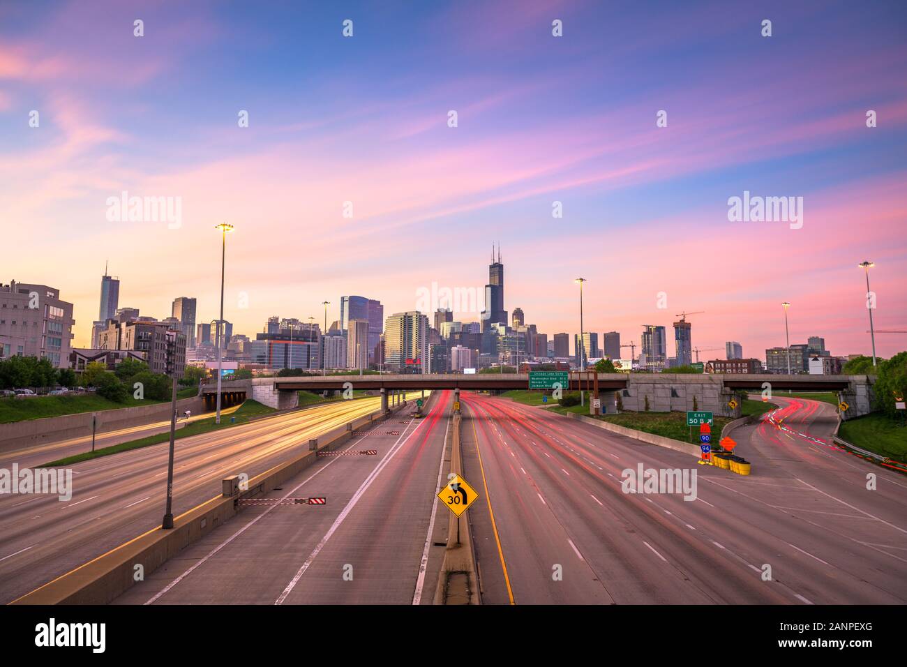 Chicago, IL, Stati Uniti d'America downtown cityscape autostrade all'alba. Foto Stock