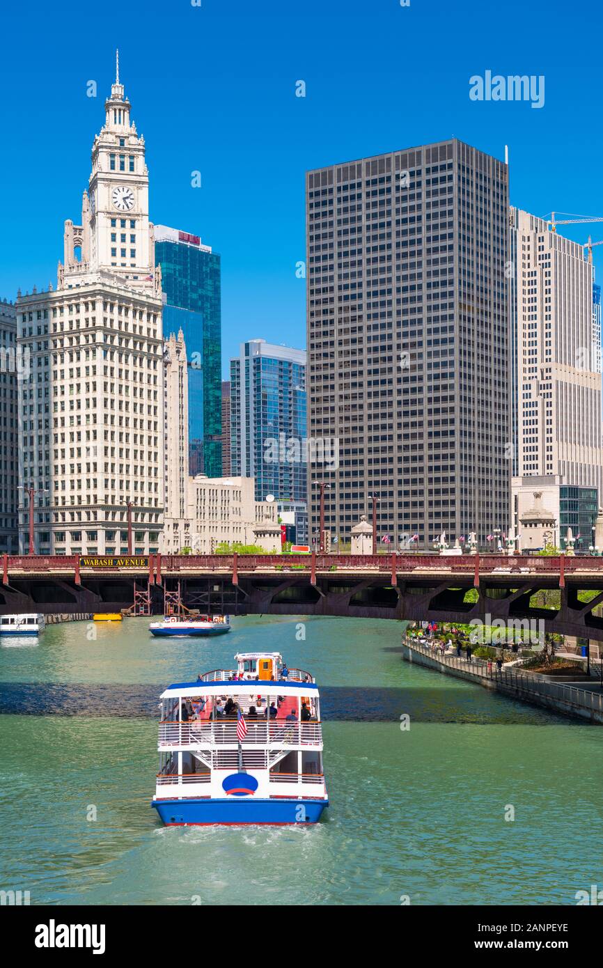 Chicago, IL, Stati Uniti d'America downtown cityscape e crociera turistica sul fiume. Foto Stock