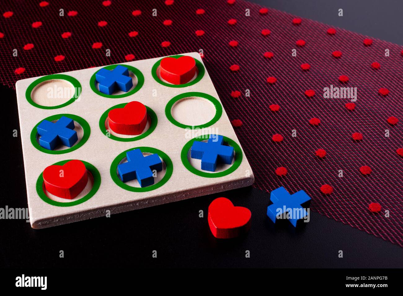 Il giorno di San Valentino concetto con cuori X-O GIOCO. Vista superiore Foto Stock