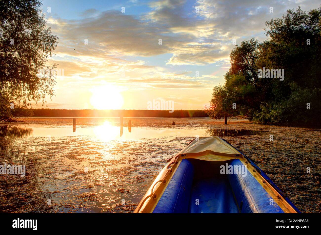 Kayak blu contro il tramonto navigherà a valle. concetto di attività all'aperto Foto Stock