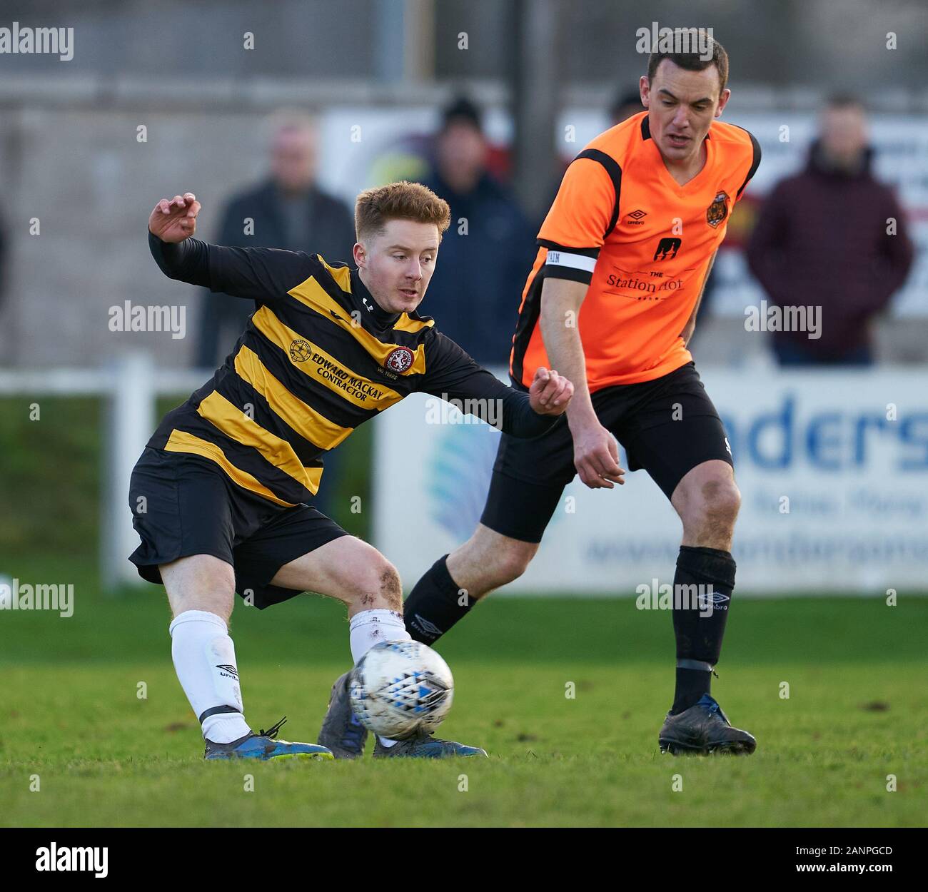 Il 18 gennaio 2020. Mackessack Park, Rothes, murene, Scotland, Regno Unito. Questo è dalla Highland League Football Match tra Rothes FC e Brora Rangers FC. Contenuto dell'immagine:- L - Brora scontrino 10 Andrew Macrae incendi di fronte 4 Rothes Bruce Milne - credito - Jasperimage/AlamyLiveNews Foto Stock