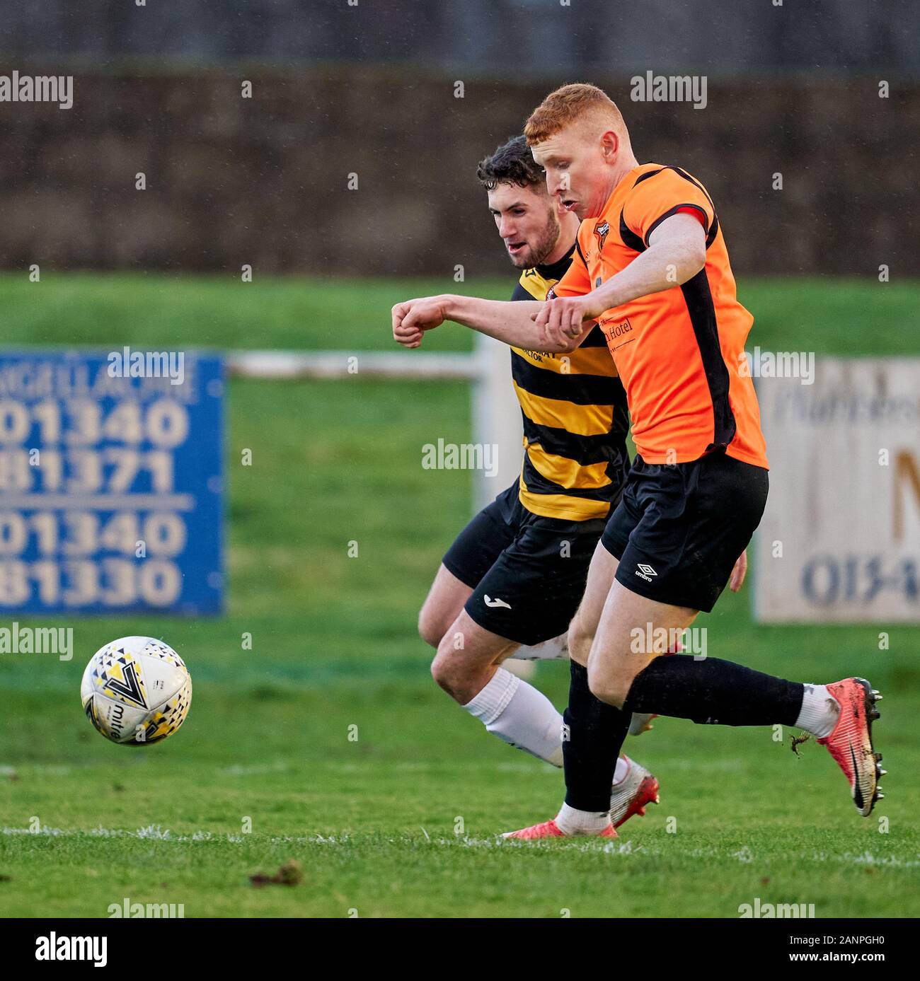 Il 18 gennaio 2020. Mackessack Park, Rothes, murene, Scotland, Regno Unito. Questo è dalla Highland League Football Match tra Rothes FC e Brora Rangers FC. Contenuto dell'immagine:- anteriore - 5 Rothes - Aidan Wilson e posteriore - 2 - Brora - Tom Kelly- credito - Jasperimage/AlamyLiveNews Foto Stock