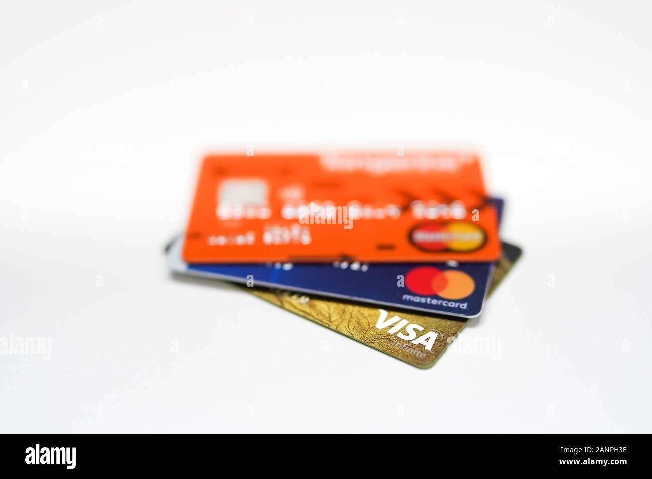 Una pila di carte di credito in bianco con il logo Visa la messa a fuoco e le altre carte al di fuori della messa a fuoco Foto Stock