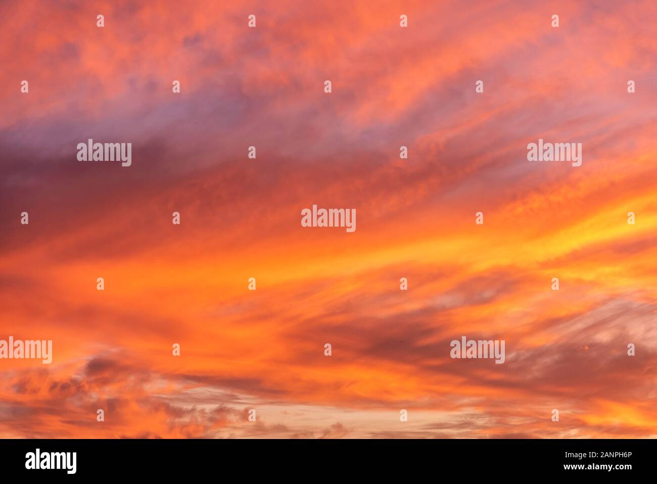 Tramonto colorato sfondo cielo con colori rossastri Foto Stock
