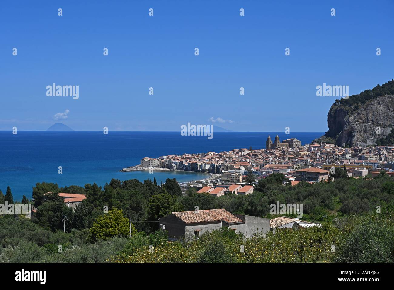 Vista panoramica di Cefalù presso la costa del Mar Tirreno, Sicilia, Italia. Sullo sfondo due le Eolie (Eolie Isole). Foto Stock