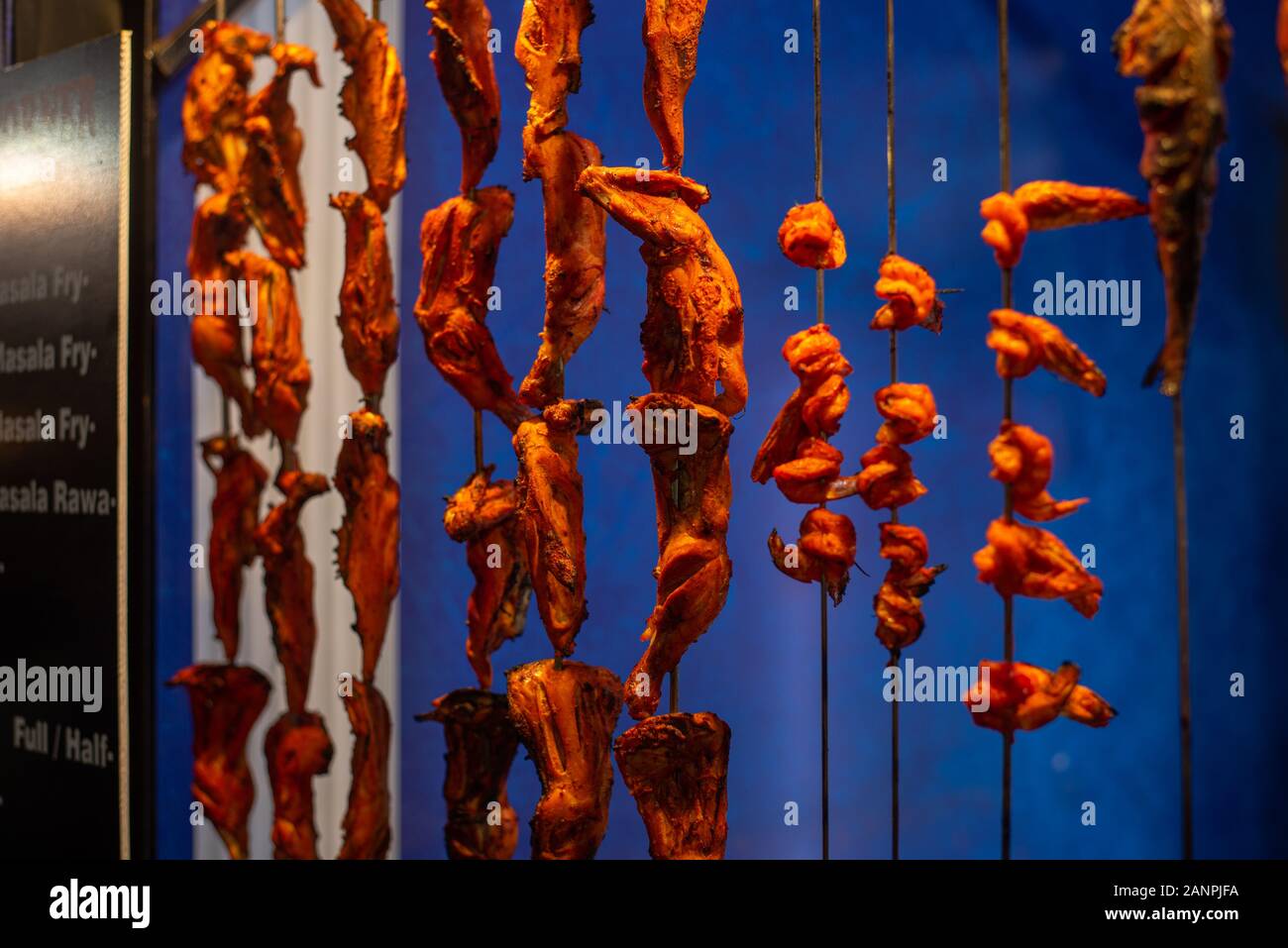 Street food/tradizionale tandoori alla griglia di carni assortite con carbone e fuoco su spiedini Foto Stock