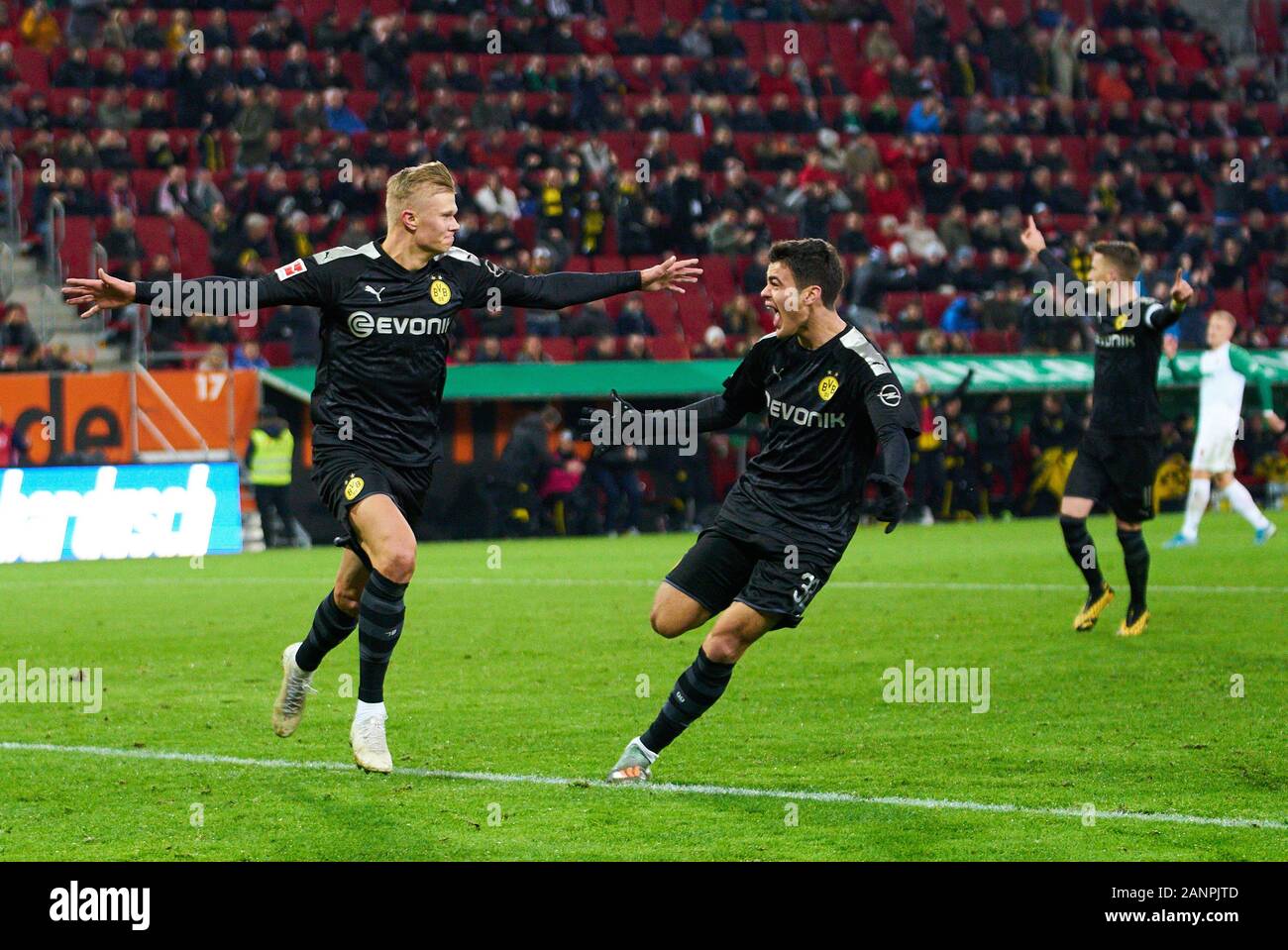 Il calcio Augsburg-Dortmund , Augsburg, Jan 18, 2020. Hattrick Erling HAALAND , BVB 17. i punteggi, germogli terzo BVB obiettivo per 3-5, hattrick, celebra il suo obiettivo, felice, ridere, celebrazione, FC AUGSBURG - BORUSSIA DORTMUND 3-5 - DFL REGOLAMENTI VIETANO QUALSIASI USO DI FOTOGRAFIE come sequenze di immagini e/o quasi-VIDEO - 1.della Lega calcio tedesca , Augsburg, 17 gennaio 2020. Stagione 2019/2020, giornata 18, © Peter Schatz / Alamy Live News Foto Stock