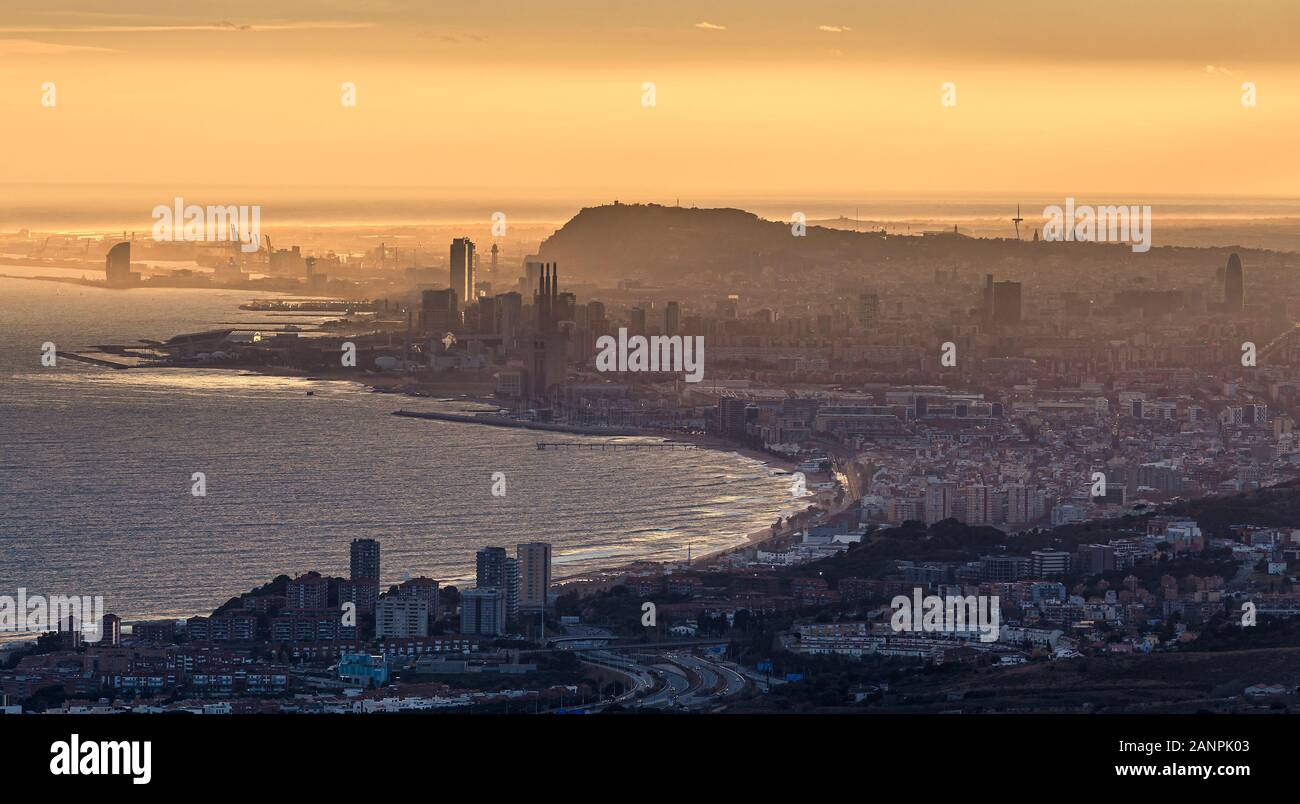 Misty distante Vista aerea di Barcellona a Ora d'Oro Foto Stock