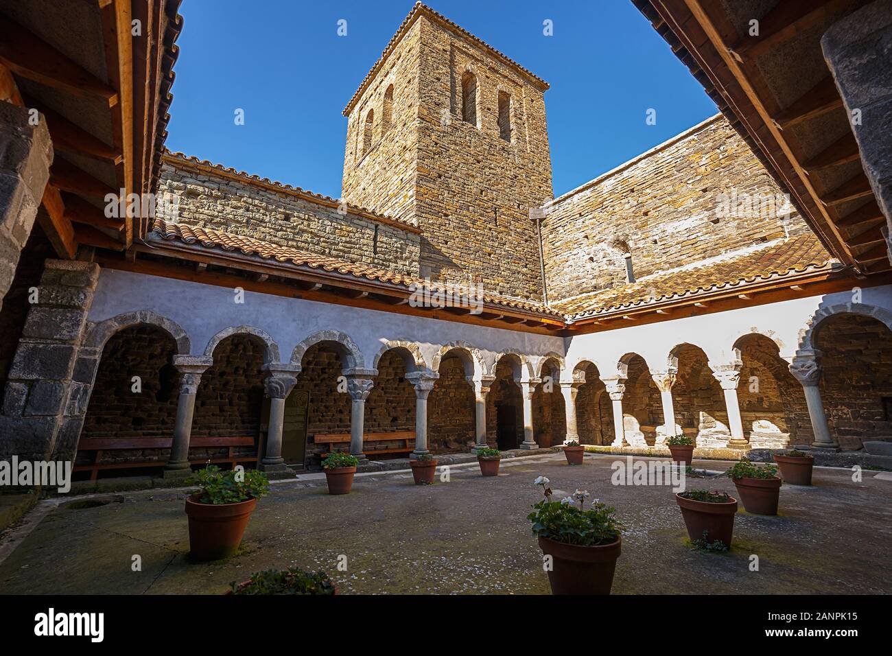 Chiostro del XI secolo in stile romanico del monastero benedettino di Sant Pere de Casserres, la Catalogna Foto Stock