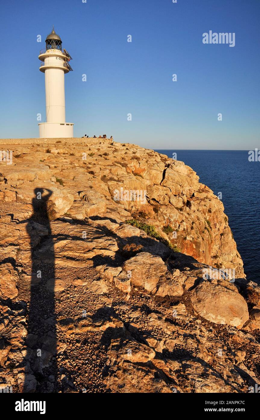 Fotografo la lunga ombra e Cap de Barbaria faro al tramonto (Formentera, Pityusic, isole Baleari, Mare mediterraneo, Spagna) Foto Stock