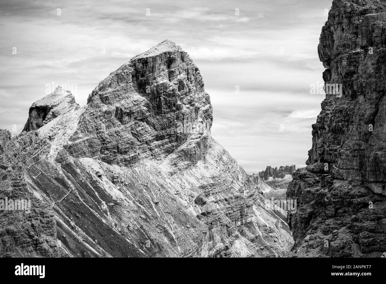 Vetta del monte Sassongher. Parco Naturale Puez-Odle. Le Dolomiti Gardena. Paesaggio di montagna bianco nero. Alpi Italiane. Europa. Foto Stock