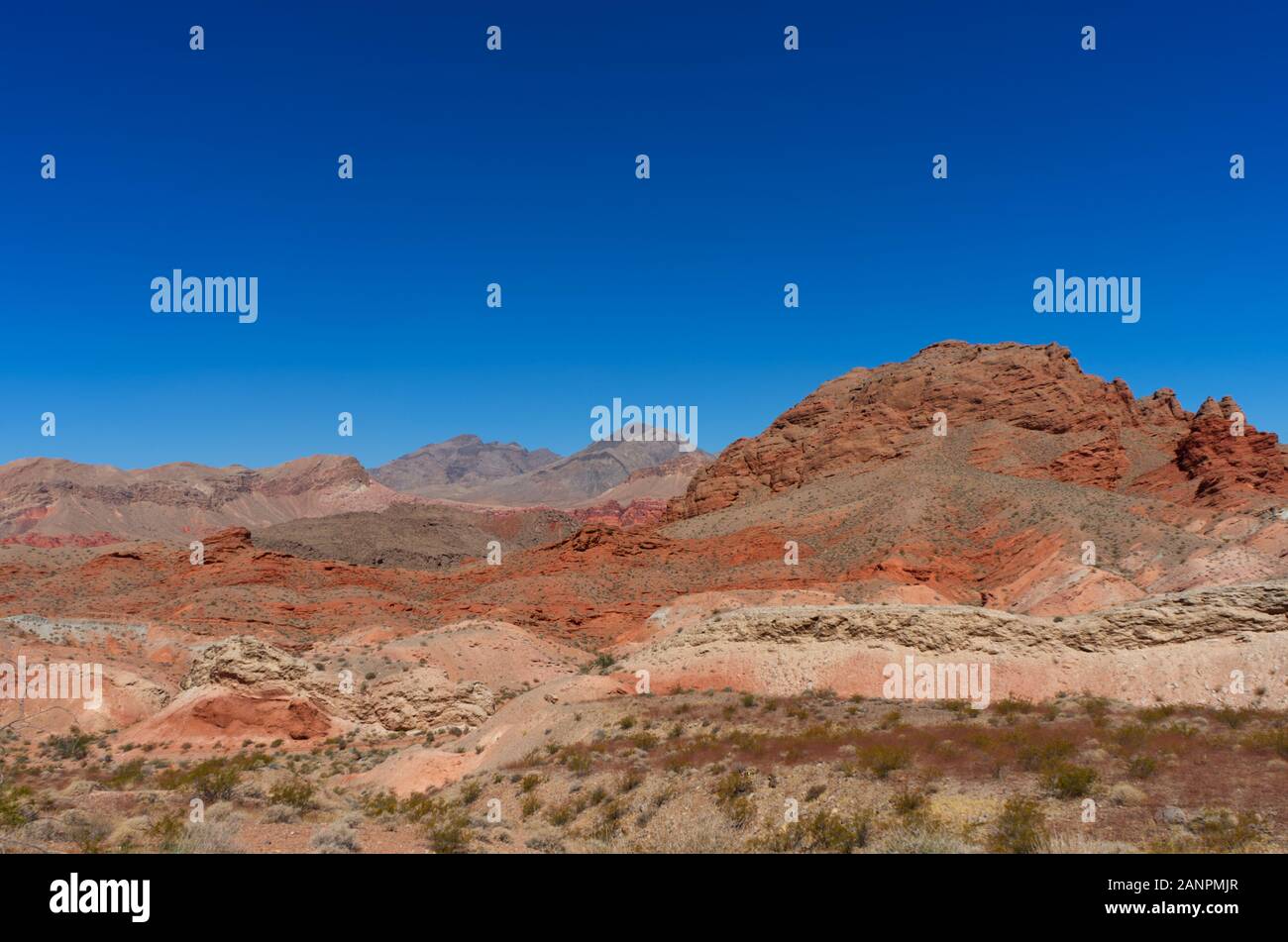 La Valle del Fuoco vista orizzontale poche ore dopo la pioggia e le nuvole sono riusciti a scappare e la Valle del Fuoco a est di Las Vegas, Nevada, STATI UNITI D'AMERICA Foto Stock