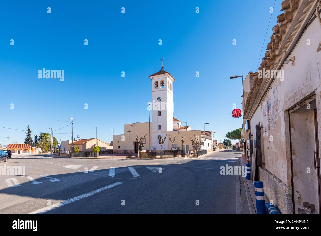 Parroquia Ntra. SRA. De Montserrat de la Pinilla chiesa a la Pinilla, Costa Calida, Spagna. La Chiesa Di Nostra Signora di Montserrat. Incrocio stradale Foto Stock