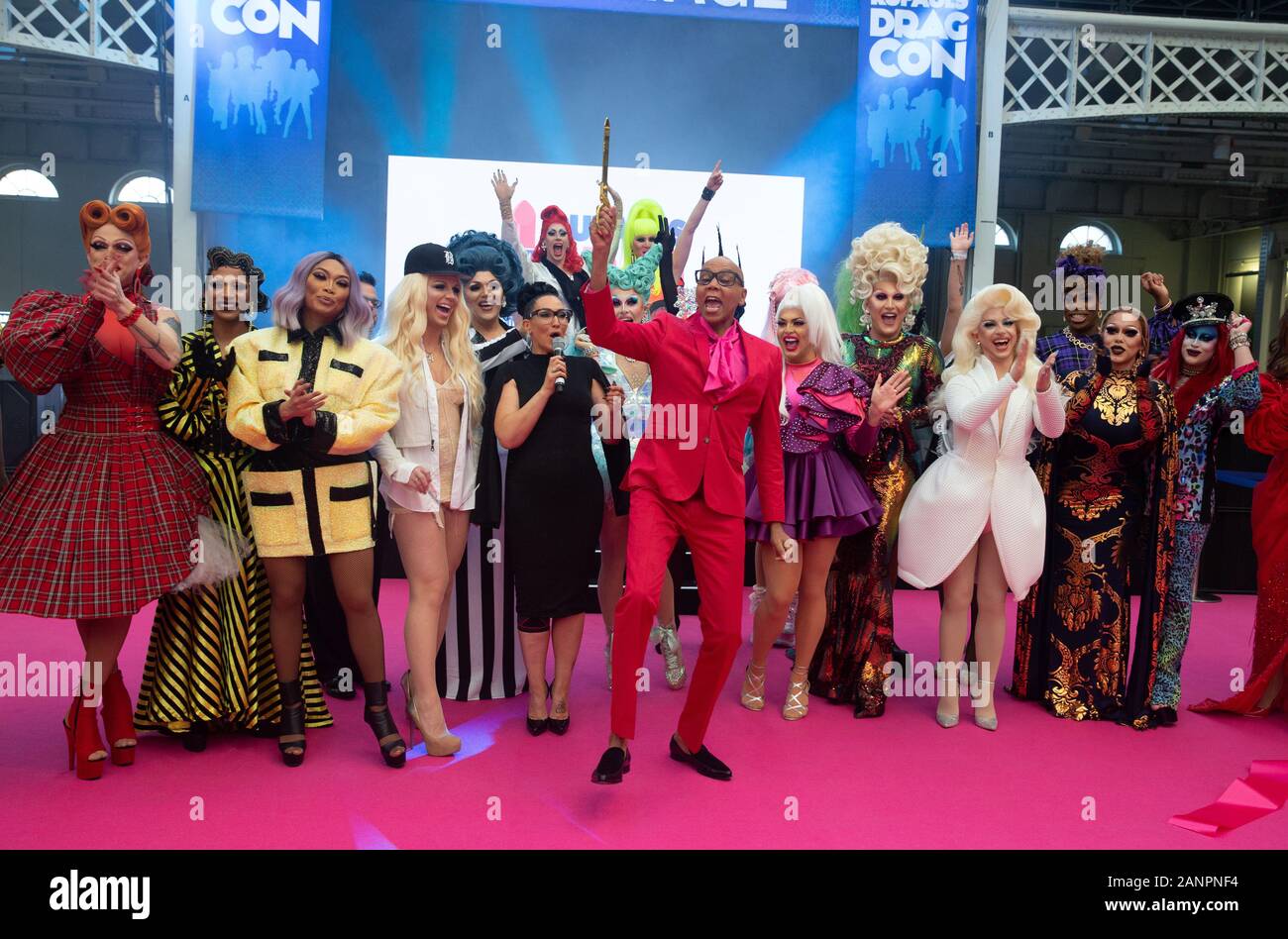 RuPaul, circondato da famosi trascinare regine, tagli il nastro per aprire DragConUk presso l'Olympia di Londra. Foto Stock