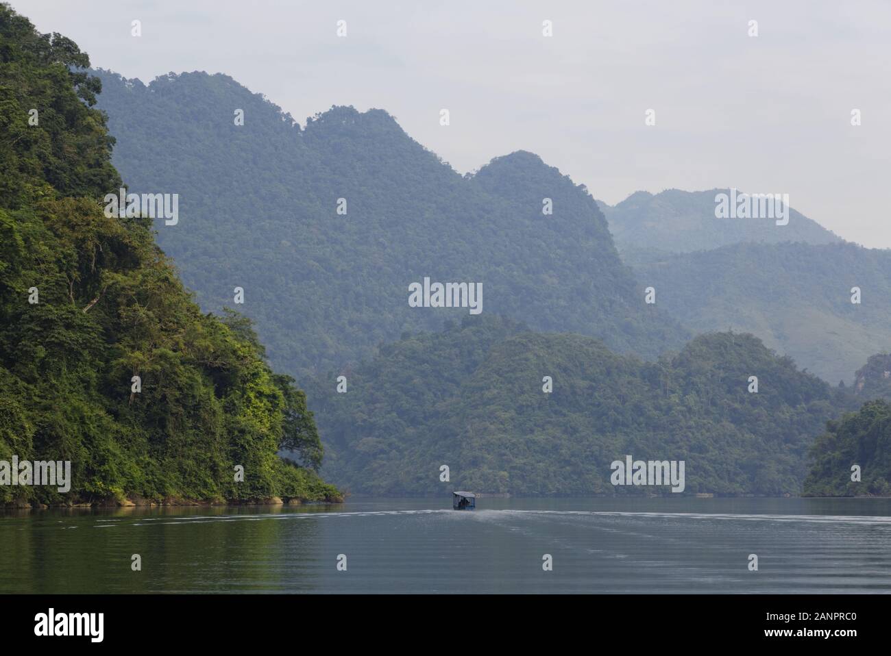 In una gita in barca sul Lago di Ba Be, il Parco Nazionale di Ba Be, la Provincia di Cao Bang, Vietnam Foto Stock