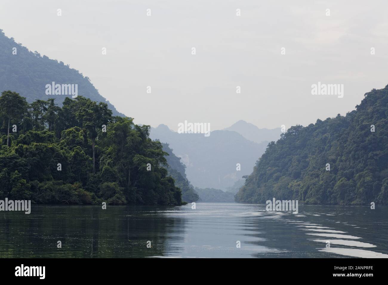 In una gita in barca sul Lago di Ba Be, il Parco Nazionale di Ba Be, la Provincia di Cao Bang, Vietnam Foto Stock