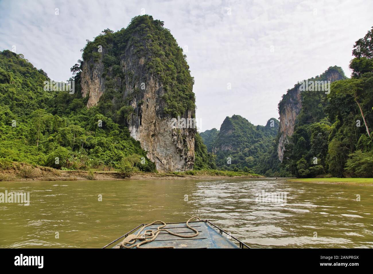 Gita in barca sul fiume Nang incorniciata da colline calcaree nel Parco Nazionale di Ba Be, nella Provincia di Cao Bang, in Vietnam Foto Stock