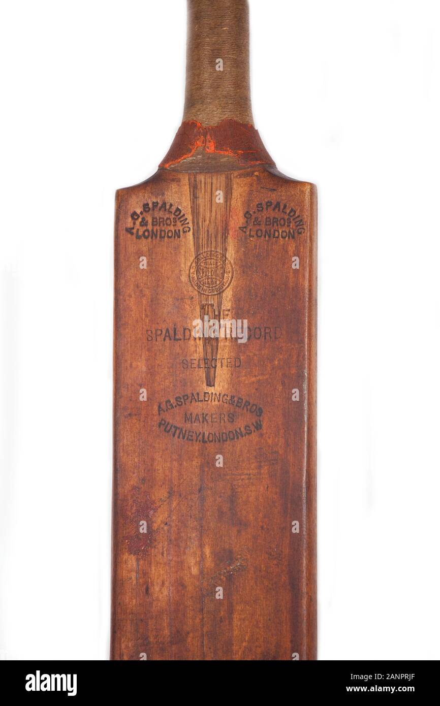 Racchetta di cricket antica - il racchetta di cricket Spading Record su sfondo bianco Foto Stock