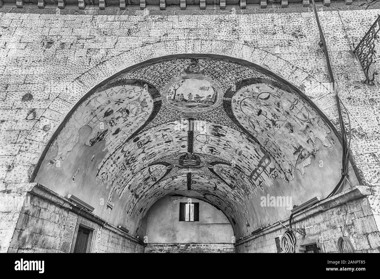 Grottesco affreschi sulla Scenic con soffitto a volta in stile arcade il Palazzo del Governatore, edificio medievale di Assisi, Italia Foto Stock