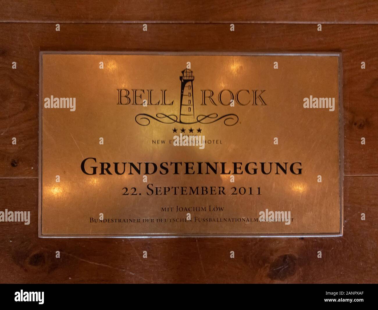 Ruggine, Germania - 01/06/2020: Segno del 'la posa della prima pietra" in quattro stelle superior hotel Bell Rock in Europa Park con il pullman Foto Stock