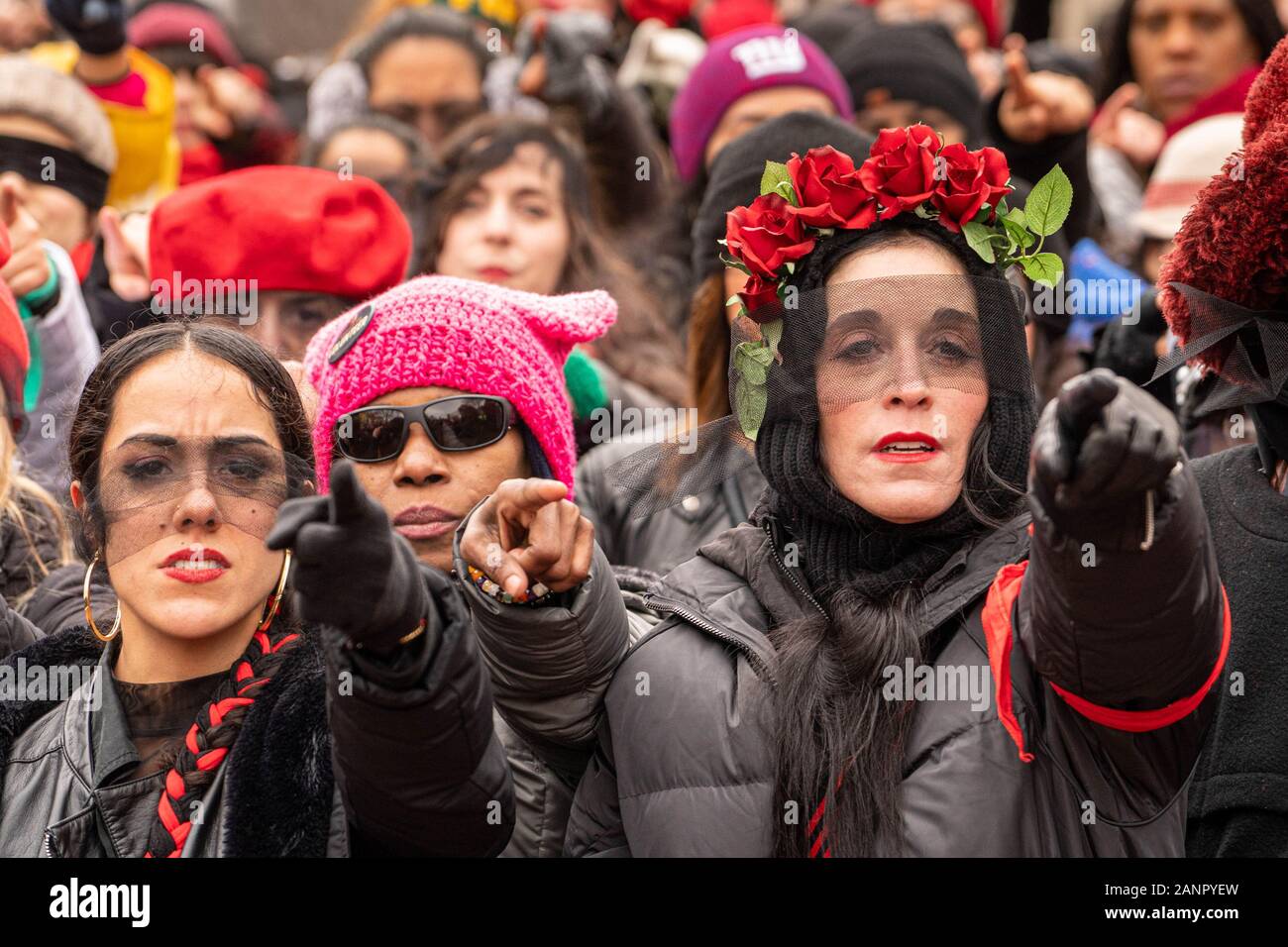 Washington DC, Stati Uniti d'America. 18 gennaio, 2020. Le donne hanno marciato dalla cantare il cileno femminista inno di protesta 'ONU violador en tu camino' - tradotto, 'uno stupratore nel vostro path' davanti alla Casa Bianca come migliaia di giro per il quarto anno di donne nel marzo del rimprovero presidente Donald Trump e la sua amministrazione in Washington, DC il Sabato, 18 gennaio 2020. Foto di Ken Cedeño/UPI Credito: UPI/Alamy Live News Foto Stock