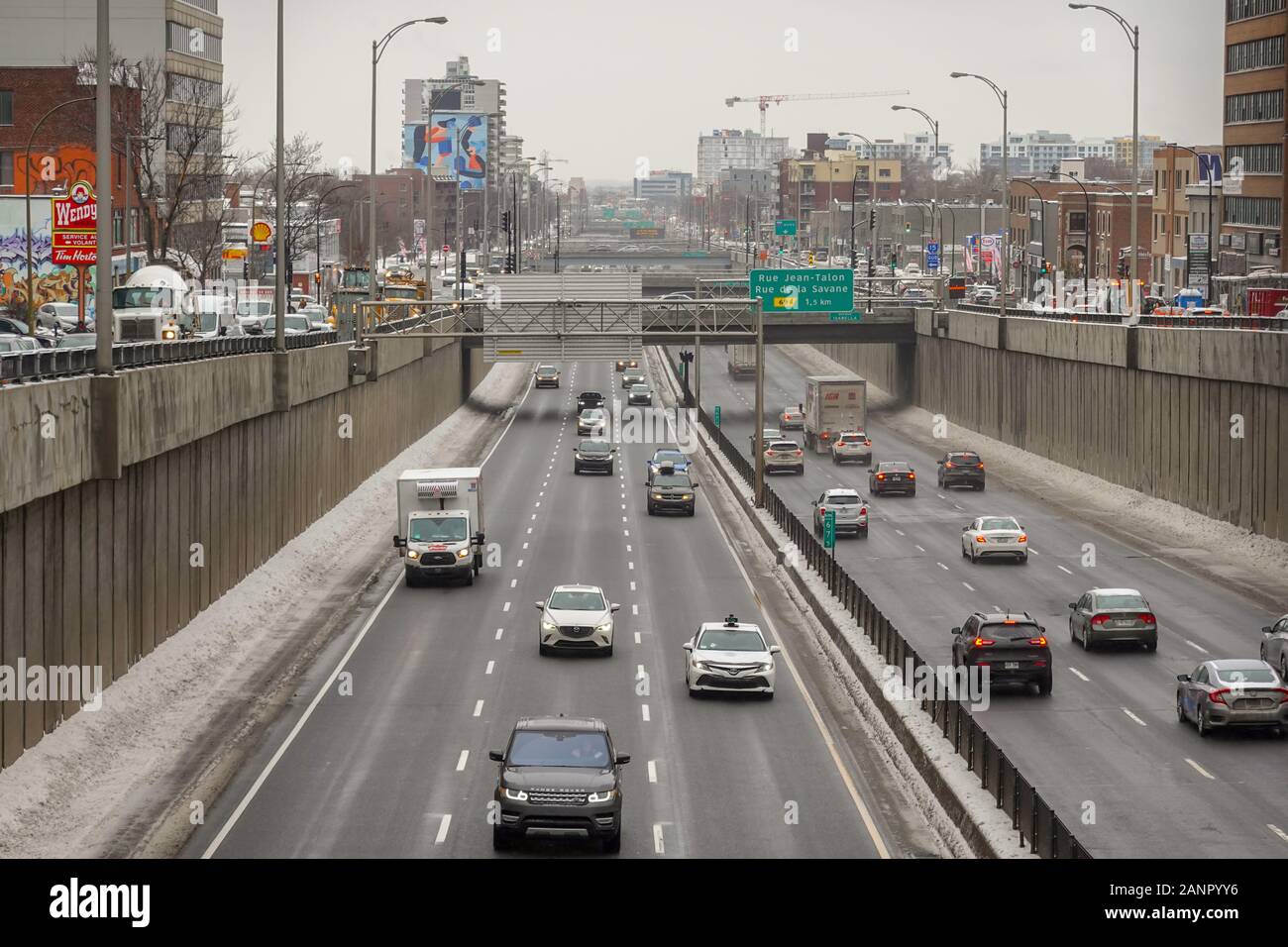 Traffico a mezzogiorno nell'autostrada 15 di Montreal Foto Stock