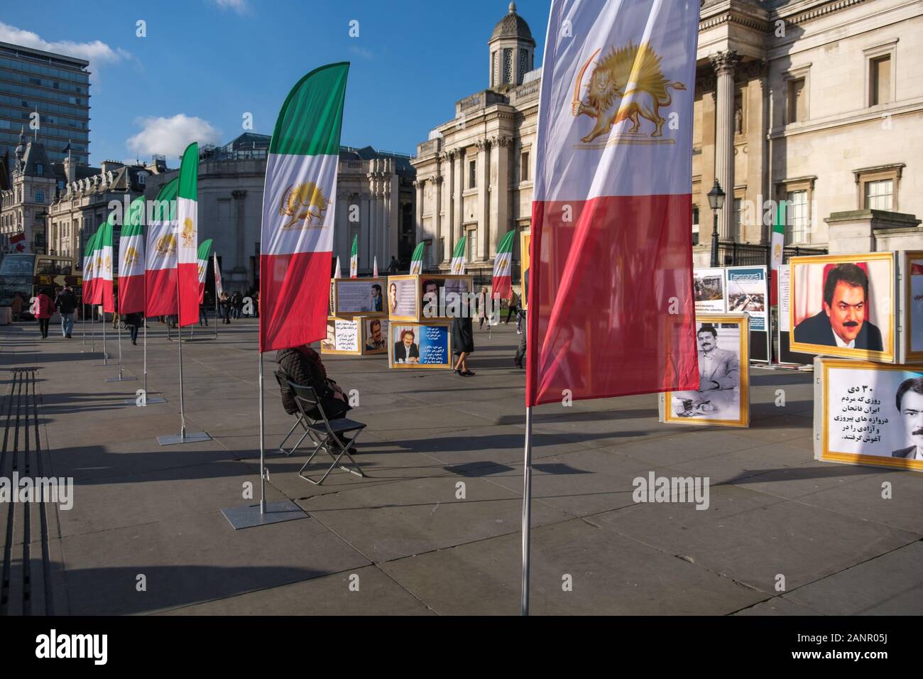 Londra, Regno Unito. 18 gennaio 2019. Anglo-Iranian europee nel Regno Unito e sostenitori dei mujaheddin del popolo dell'Iran del consiglio nazionale della resistenza iraniana a prepararsi per un rally in Trafalgar Square a sostegno dell'anti-regime proteste in Iran dopo la ammissione del fatto che egli rivoluzionario islamico Corpo di Guardia (IRGC) avevano abbattuto il passeggero ucraino piano che sono state represse con forza illegale dal regime clericale. Peter Marshall / Alamy Live News Foto Stock