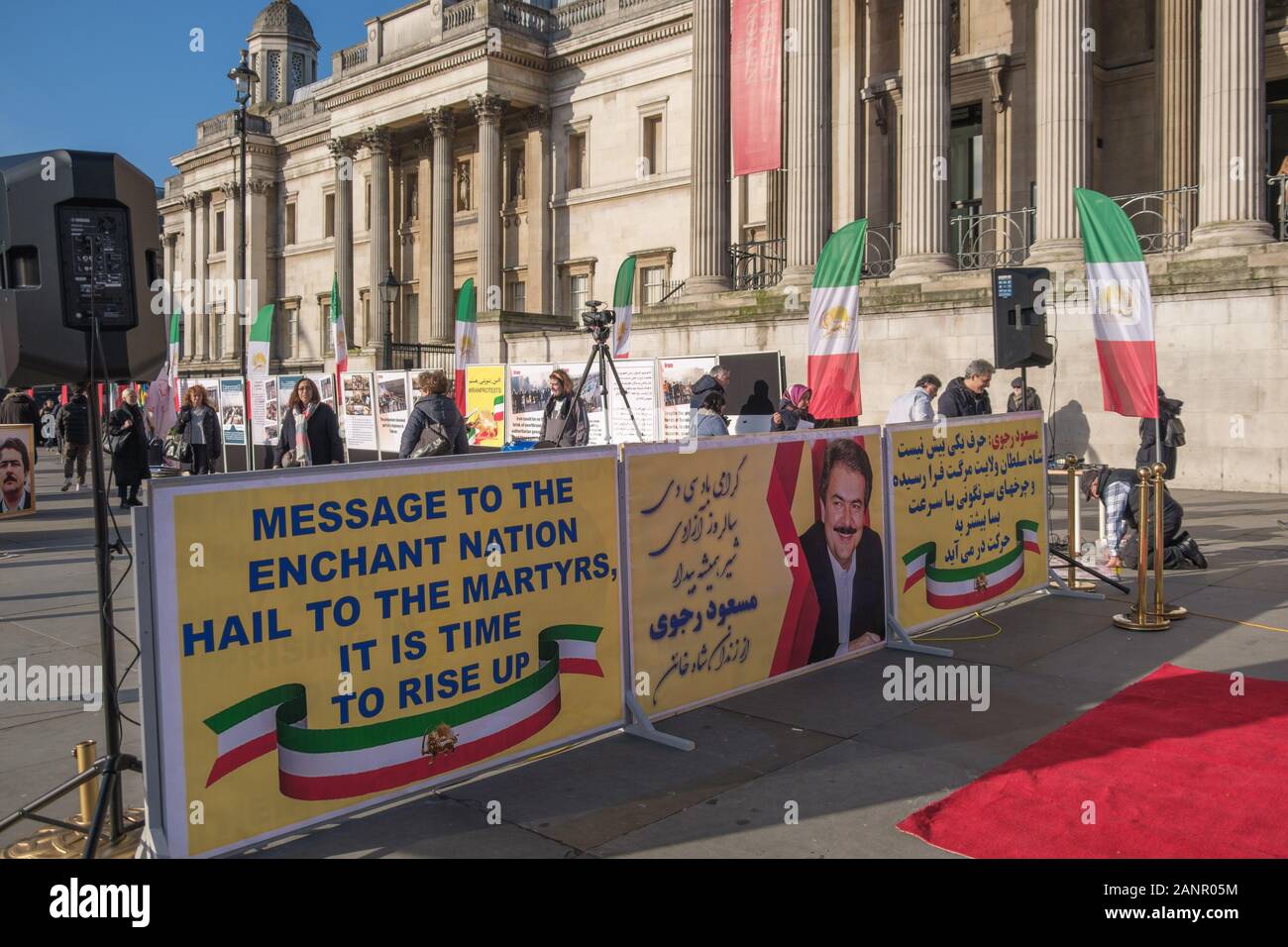 Londra, Regno Unito. 18 gennaio 2019. Anglo-Iranian europee nel Regno Unito e sostenitori dei mujaheddin del popolo dell'Iran del consiglio nazionale della resistenza iraniana a prepararsi per un rally in Trafalgar Square a sostegno dell'anti-regime proteste in Iran dopo la ammissione del fatto che egli rivoluzionario islamico Corpo di Guardia (IRGC) avevano abbattuto il passeggero ucraino piano che sono state represse con forza illegale dal regime clericale. Peter Marshall / Alamy Live News Foto Stock
