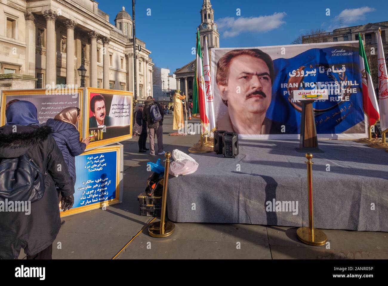 Londra, Regno Unito. 18 gennaio 2019. Anglo-Iranian europee nel Regno Unito e sostenitori dei mujaheddin del popolo dell'Iran del consiglio nazionale della resistenza iraniana a prepararsi per un rally in Trafalgar Square a sostegno dell'anti-regime proteste in Iran dopo la ammissione del fatto che egli rivoluzionario islamico Corpo di Guardia (IRGC) avevano abbattuto il passeggero ucraino piano che sono state represse con forza illegale dal regime clericale. Peter Marshall / Alamy Live News Foto Stock