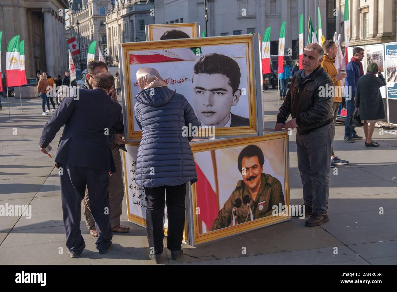 Londra, Regno Unito. 18 gennaio 2019. Anglo-Iranian europee nel Regno Unito e sostenitori dei mujaheddin del popolo dell'Iran del consiglio nazionale della resistenza iraniana a prepararsi per un rally in Trafalgar Square a sostegno dell'anti-regime proteste in Iran dopo la ammissione del fatto che egli rivoluzionario islamico Corpo di Guardia (IRGC) avevano abbattuto il passeggero ucraino piano che sono state represse con forza illegale dal regime clericale. Peter Marshall / Alamy Live News Foto Stock