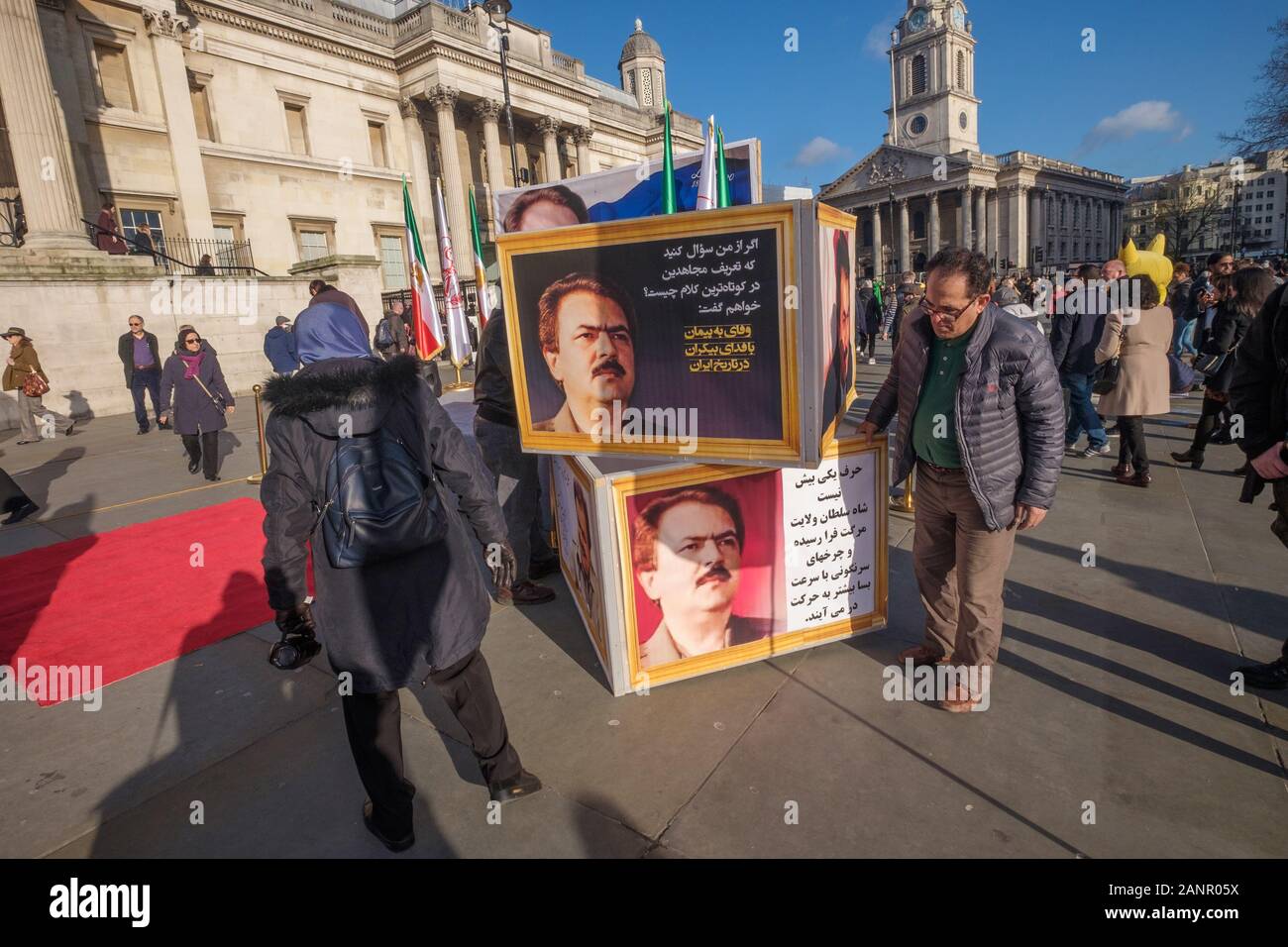 Londra, Regno Unito. 18 gennaio 2019. Anglo-Iranian europee nel Regno Unito e sostenitori dei mujaheddin del popolo dell'Iran del consiglio nazionale della resistenza iraniana a prepararsi per un rally in Trafalgar Square a sostegno dell'anti-regime proteste in Iran dopo la ammissione del fatto che egli rivoluzionario islamico Corpo di Guardia (IRGC) avevano abbattuto il passeggero ucraino piano che sono state represse con forza illegale dal regime clericale. Peter Marshall / Alamy Live News Foto Stock