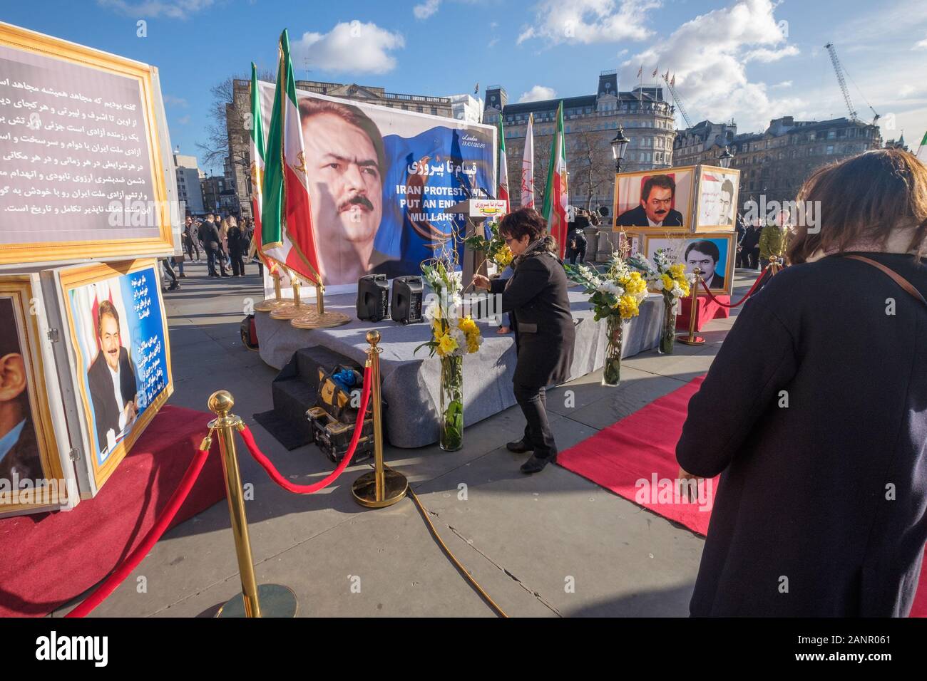 Londra, Regno Unito. 18 gennaio 2019. Anglo-Iranian europee nel Regno Unito e sostenitori dei mujaheddin del popolo dell'Iran del consiglio nazionale della resistenza iraniana a prepararsi per un rally in Trafalgar Square a sostegno dell'anti-regime proteste in Iran dopo la ammissione del fatto che egli rivoluzionario islamico Corpo di Guardia (IRGC) avevano abbattuto il passeggero ucraino piano che sono state represse con forza illegale dal regime clericale. Peter Marshall / Alamy Live News Foto Stock