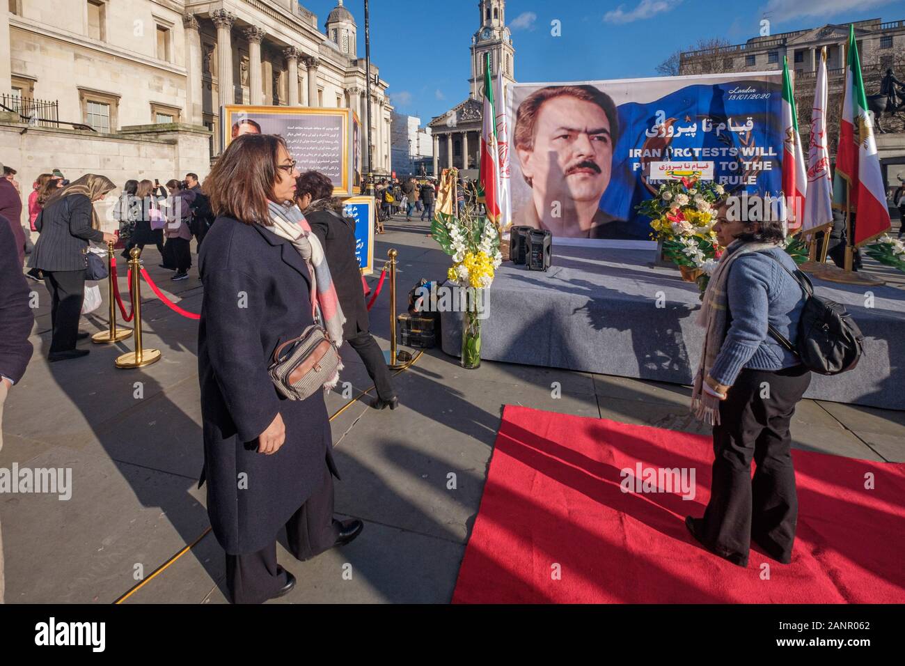 Londra, Regno Unito. 18 gennaio 2019. Anglo-Iranian europee nel Regno Unito e sostenitori dei mujaheddin del popolo dell'Iran del consiglio nazionale della resistenza iraniana a prepararsi per un rally in Trafalgar Square a sostegno dell'anti-regime proteste in Iran dopo la ammissione del fatto che egli rivoluzionario islamico Corpo di Guardia (IRGC) avevano abbattuto il passeggero ucraino piano che sono state represse con forza illegale dal regime clericale. Peter Marshall / Alamy Live News Foto Stock