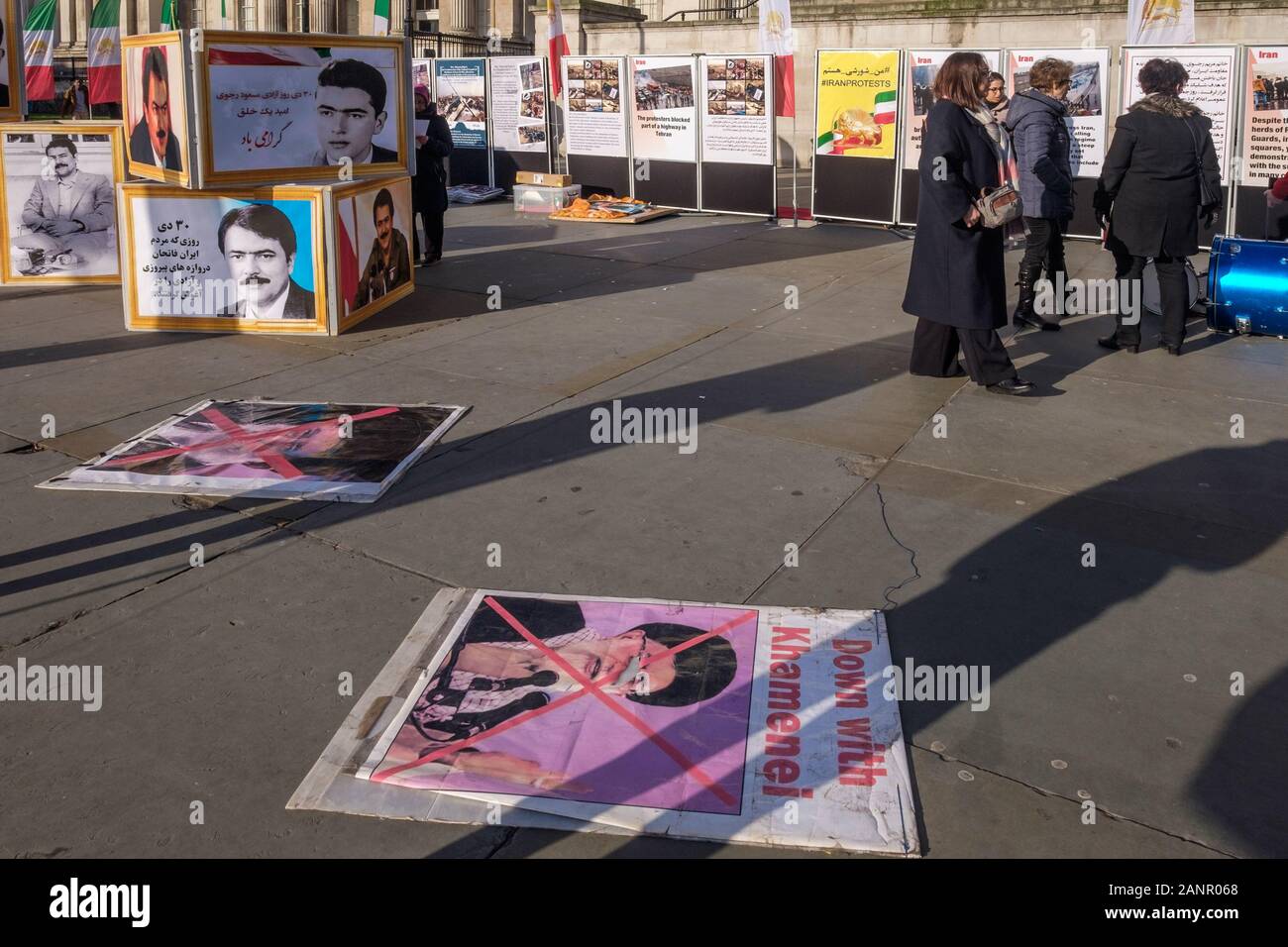 Londra, Regno Unito. 18 gennaio 2019. Anglo-Iranian europee nel Regno Unito e sostenitori dei mujaheddin del popolo dell'Iran del consiglio nazionale della resistenza iraniana a prepararsi per un rally in Trafalgar Square a sostegno dell'anti-regime proteste in Iran dopo la ammissione del fatto che egli rivoluzionario islamico Corpo di Guardia (IRGC) avevano abbattuto il passeggero ucraino piano che sono state represse con forza illegale dal regime clericale. Peter Marshall / Alamy Live News Foto Stock