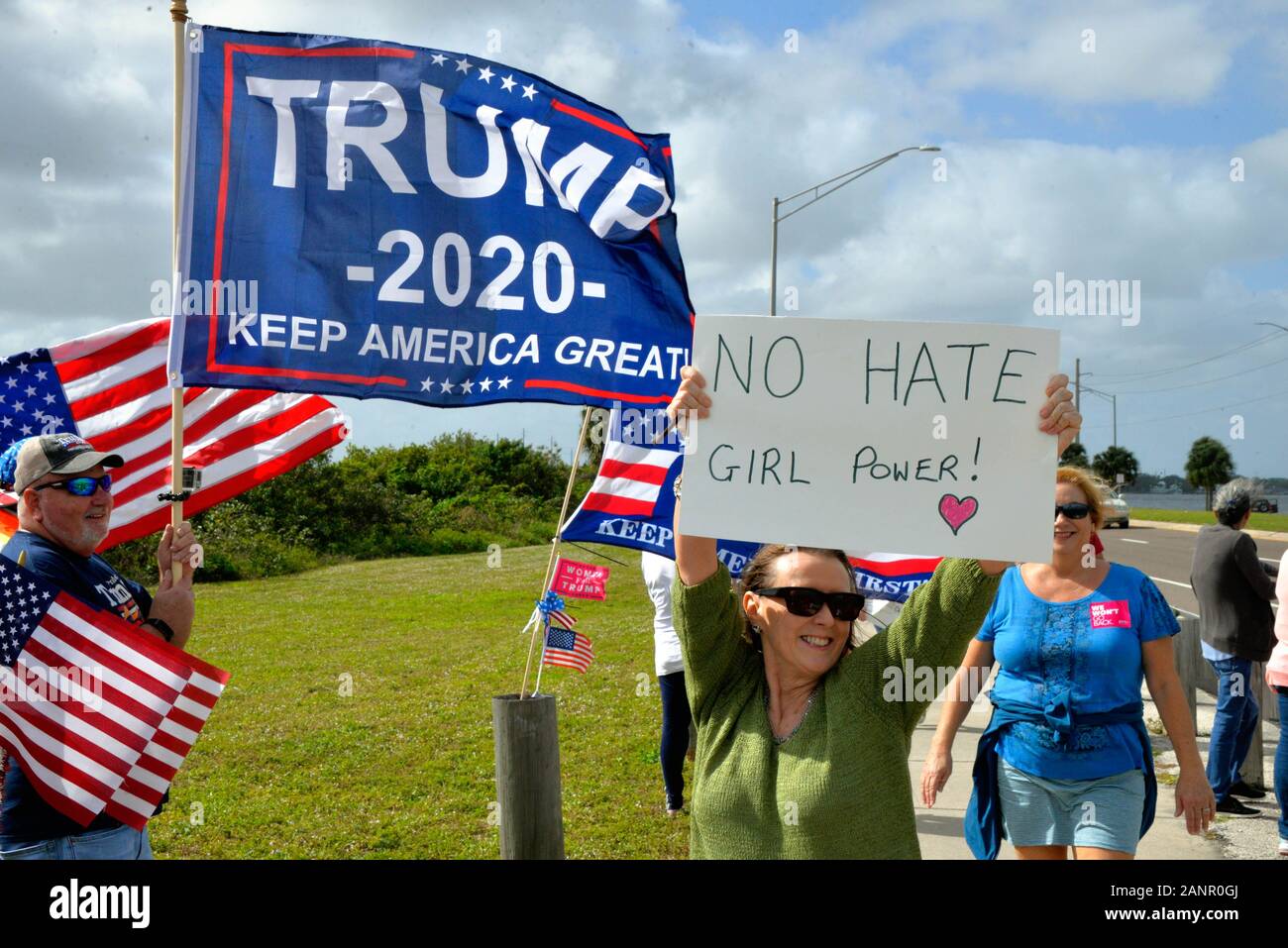 Melbourne. Florida. Stati Uniti d'America. Il 18 gennaio 2020. Con le corna di Bull, American bandiere e cartelli fatti in casa due gruppi di manifestanti hanno organizzato manifestazioni lungo la stessa autostrada. L' American Civil Liberties Union (ACLU) aveva diversi monitor che guarda caso lungo l'Eau Gallie Causeway. Trump per presidente 2020 e 2020 Donna di marzo a volte mescolati gli uni con gli altri, ma per la maggior parte civili dove gli uni con gli altri. Credito foto Julian Porro / Alamy Live News Foto Stock