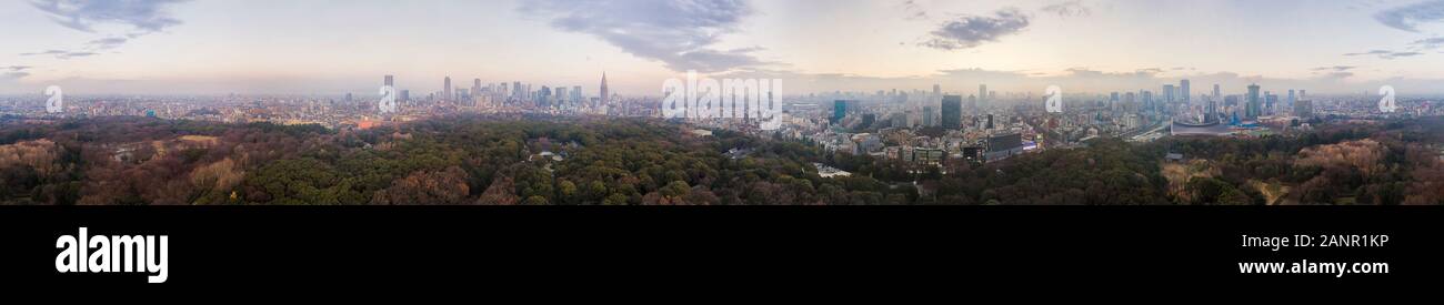 Ultra wide di 360 gradi panorama aerea su TOkyo principali quartieri affaristici Shibuya e Shinjuku, Harajuku a sunrise - vasto paesaggio. Foto Stock
